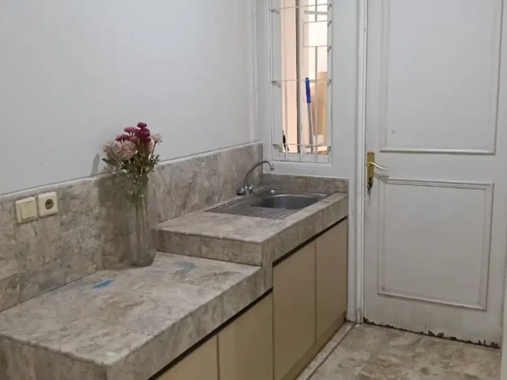 Disewa / Dijual ! ! Rumah rapi dan siap huni fullyfurnish Taman golf Lippo Karawaci.