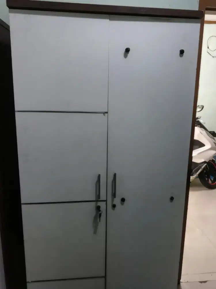 DiJual Lemari Berbahan Kayu (Bekas) //Nego Tipis