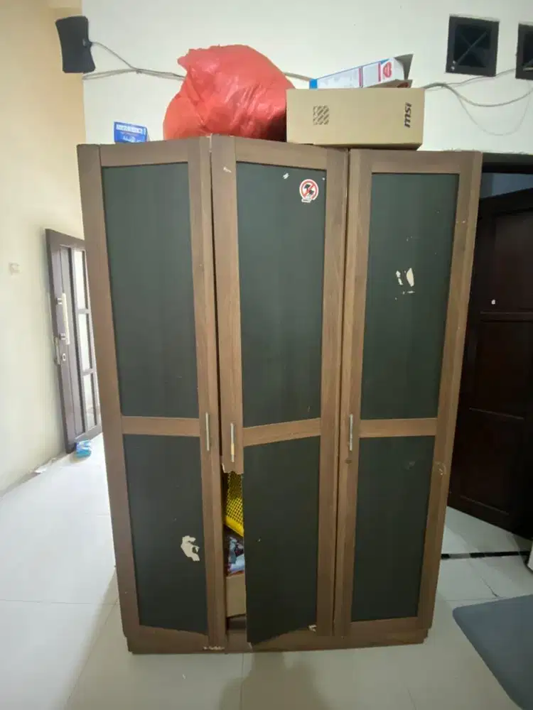 lemari tinggi 180cm panjang 120cm