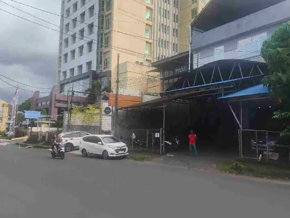 Dijual ruko dan tanah luas di Jln Sudirman disamping Swissbell Hotel & didepan Gelael Supermarket