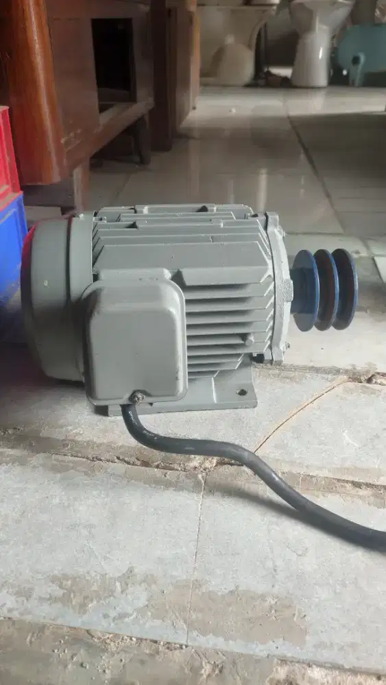 DINAMO PENGGERAK HITACHI 3 PHASE 1.5KW 4 POLE