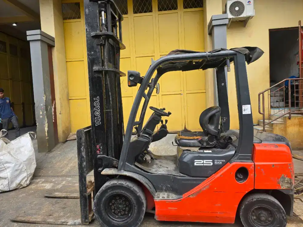 Forklift Toyota 25 2.5ton bensin 2014