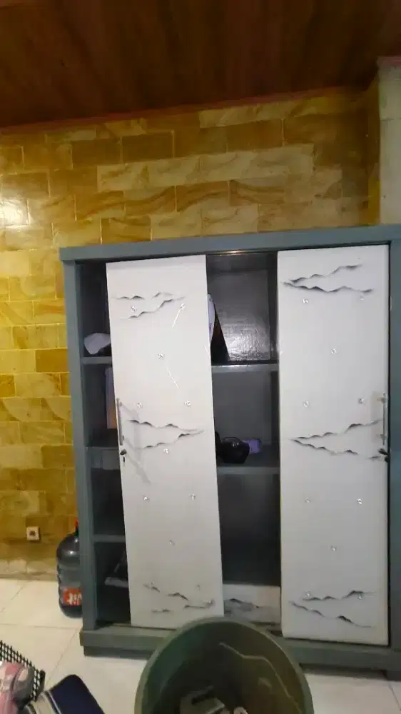 Lemari kayu Bekas
