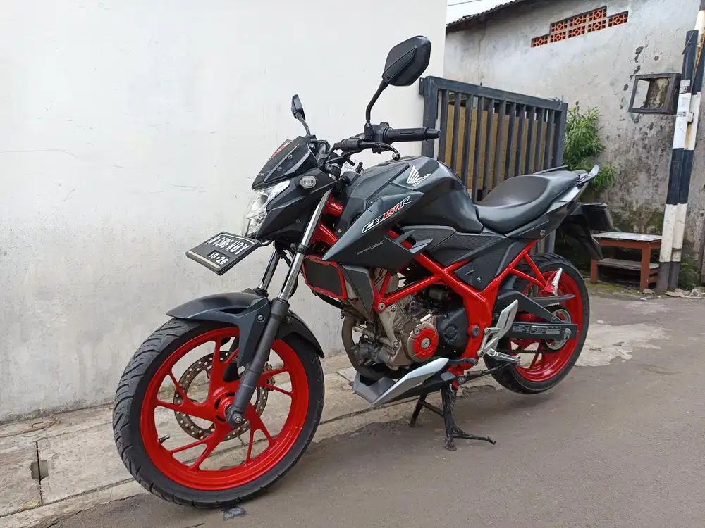 Di jual cepat honda cb150R 2016 siap pakai