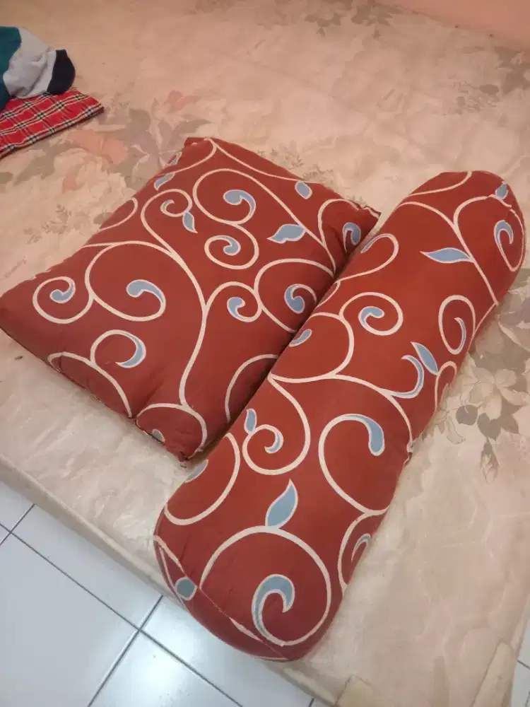 1 Set Bantal Guling Baru Gratis