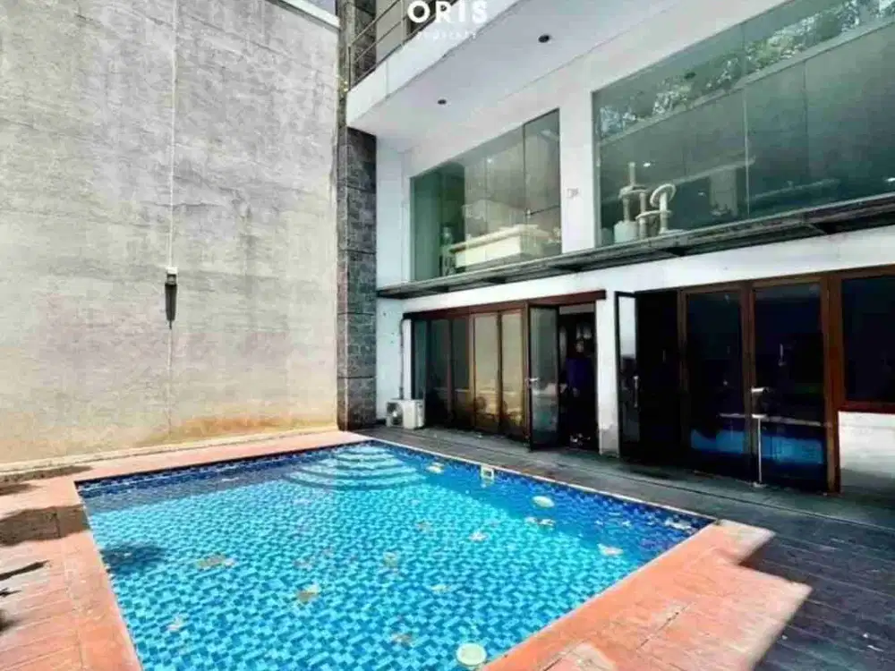 Pondok Indah Modern Classic Tropical House Depan Taman