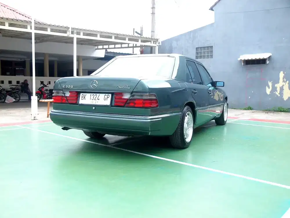 Mercedes benz  ISTIMEWA bisa Tt barang apa saja