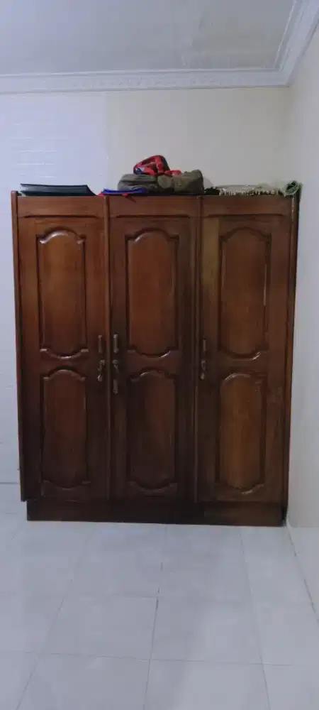 Lemari kayu jati