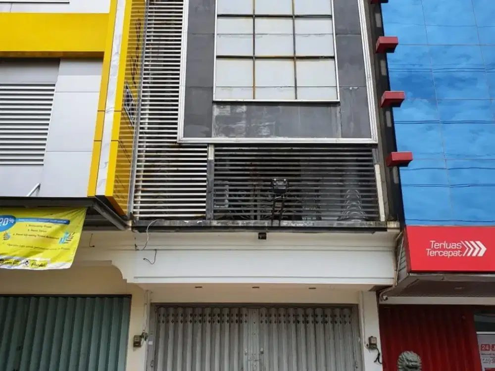 Ruko Bukit Darmo Boulevard - Hadap jalan raya. Parkir Luas