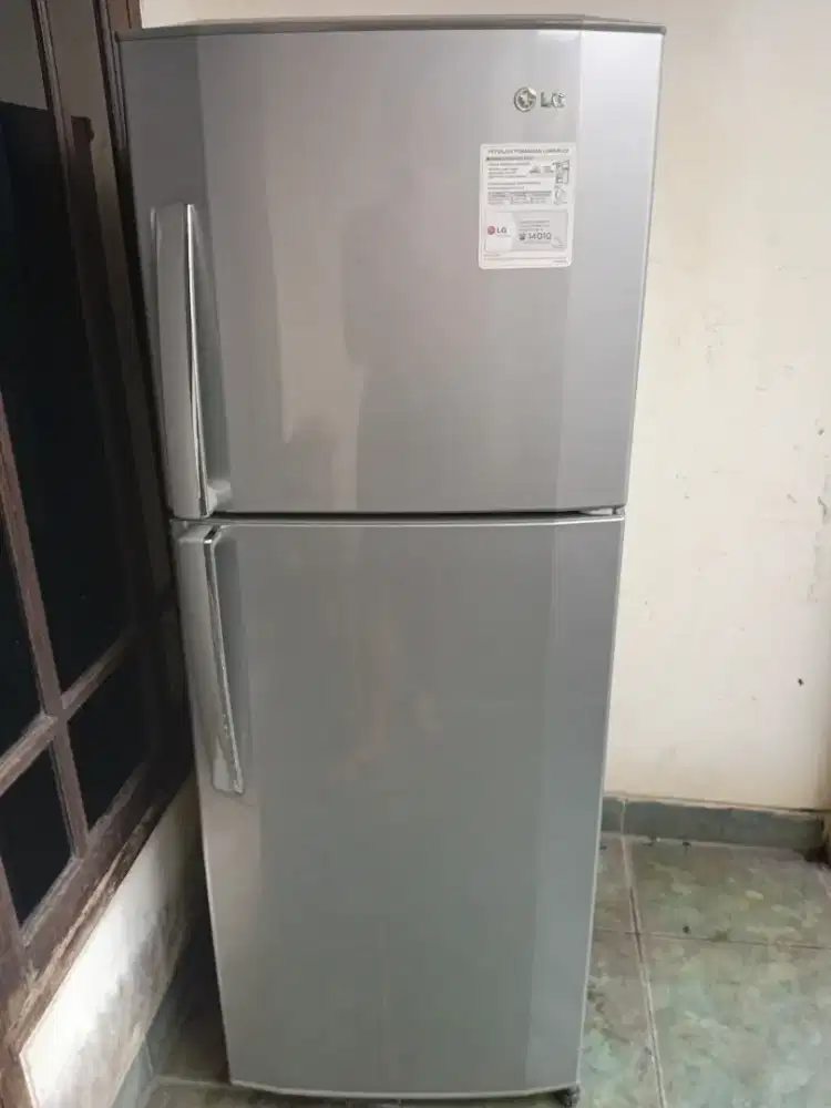 Dijual kulkas 2 pintu merk LG