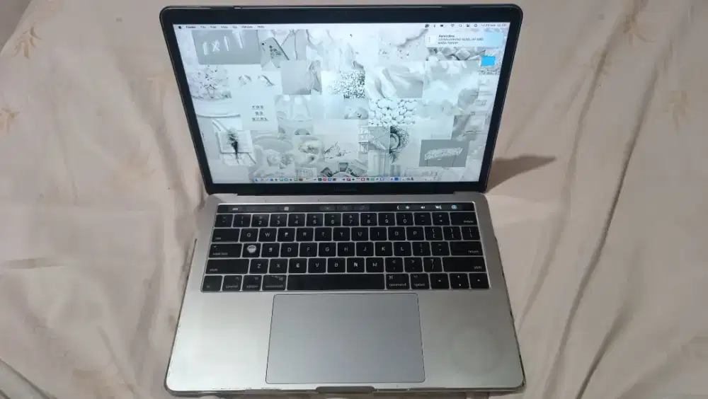 Macbook Pro 13 inch Touch Bar 2017 A1706 256 GB