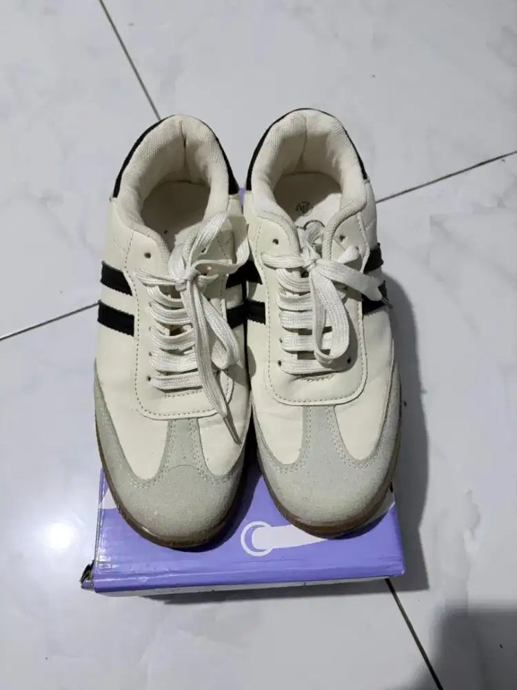 Sepatu Corolla Cream Hitam – Gratis, Kondisi Masih Bagus
