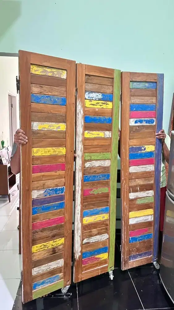 Partisi kayu di cat warna warni