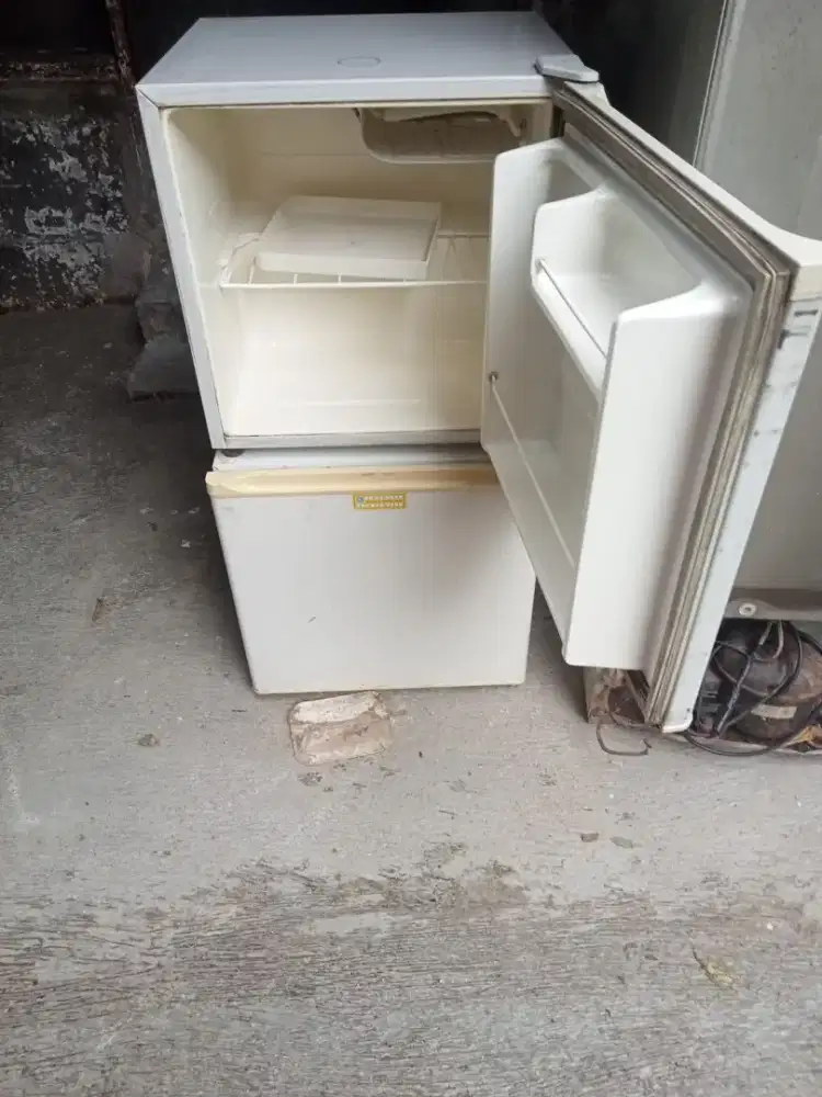 Kulkas mini merk sanyo