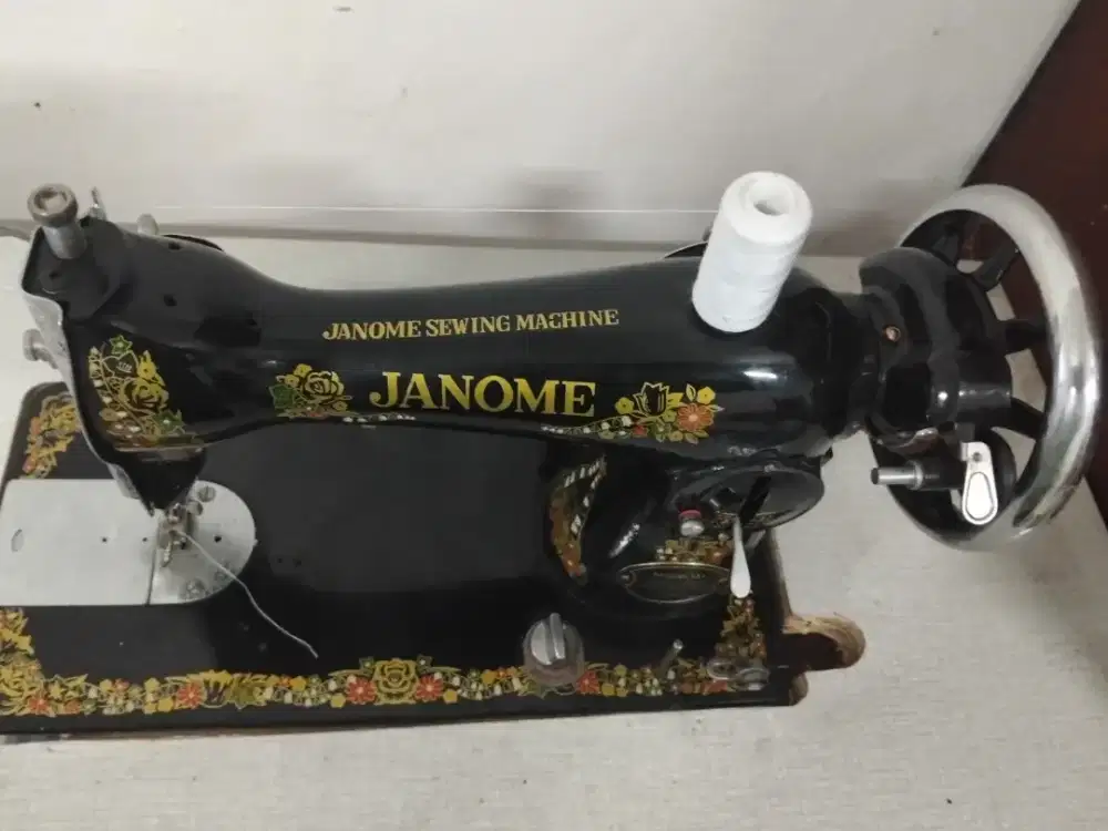 Jual mesin jahit Janome berikut meja jahit