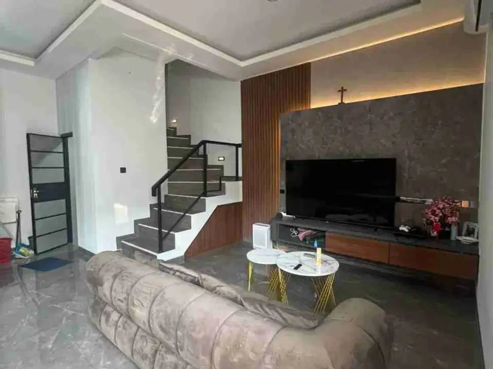 Dijual Rumah Posisi Hook 3 Lantai Full Furnished di Meruya Utara