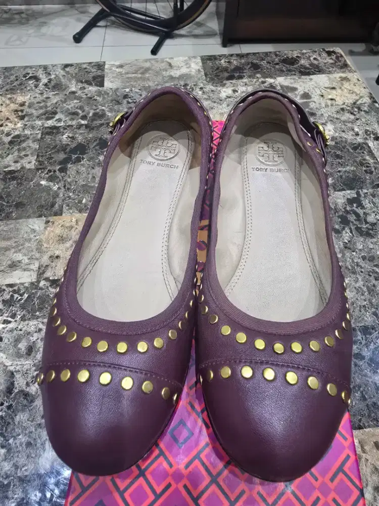 Jual sepatu flat shoes TORY BURCH STUDDED BURGUNDY LEATHER BALLET