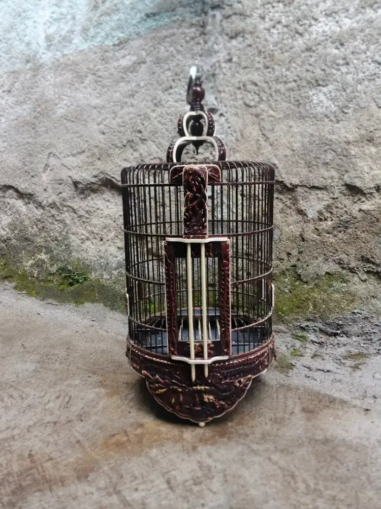 Sangkar ukir bulat kayu