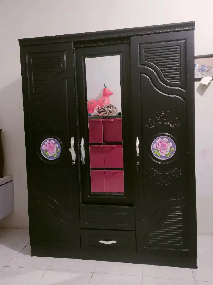 LEMARI 3 PINTU MEWAH
