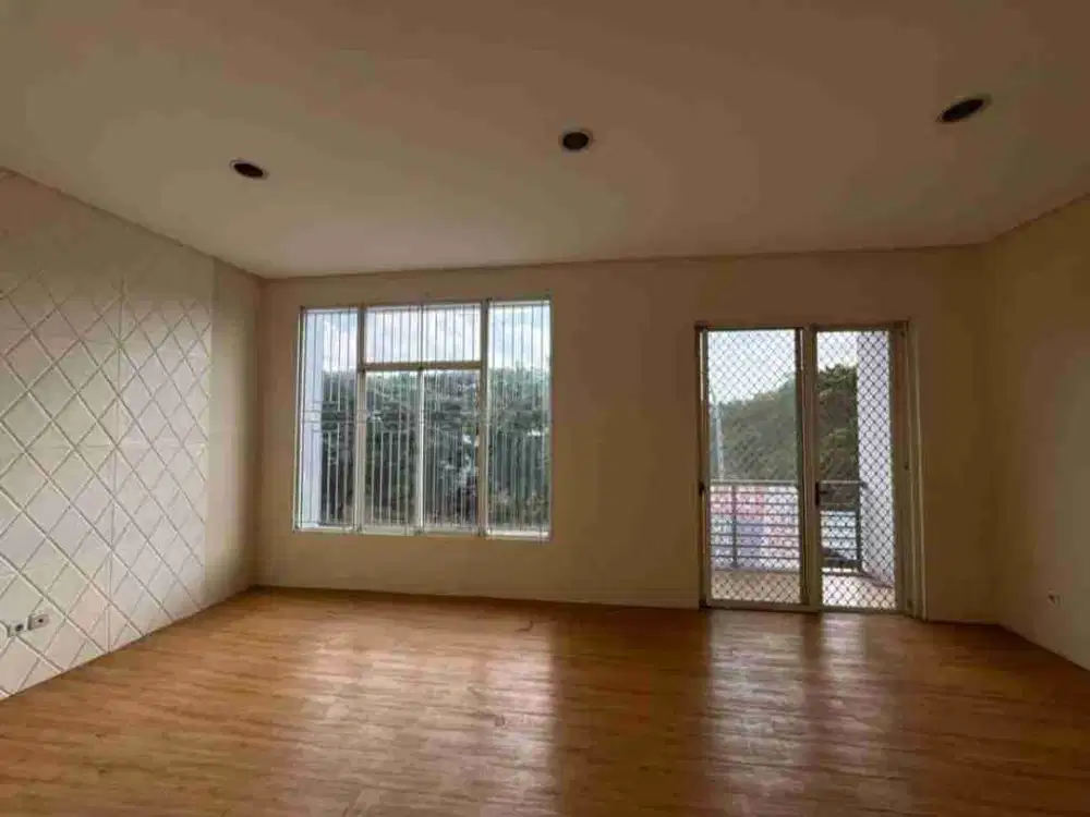 Di jual rumah crown golf boulevard PIK jakarta utara