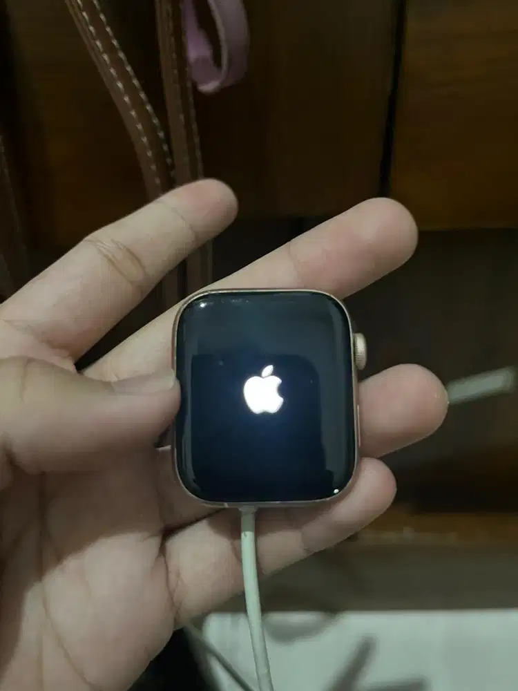 Apple watch series 4  44mm BACA DESKRIPSI