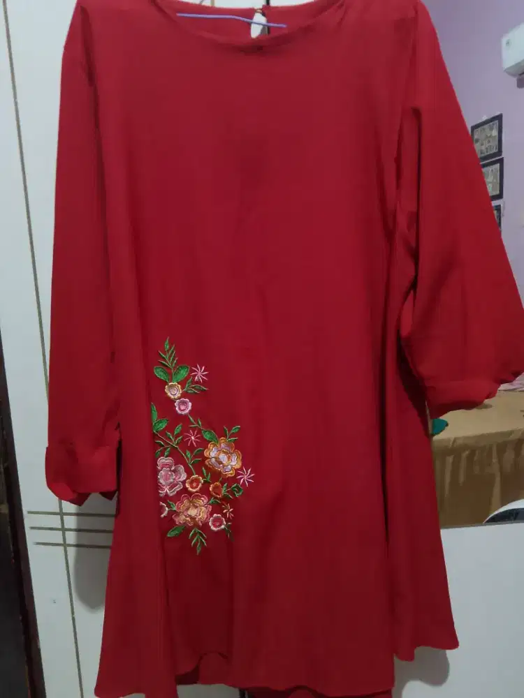 Baju atasan berwarna. Merah maroon ukuran cukup besar size Xl