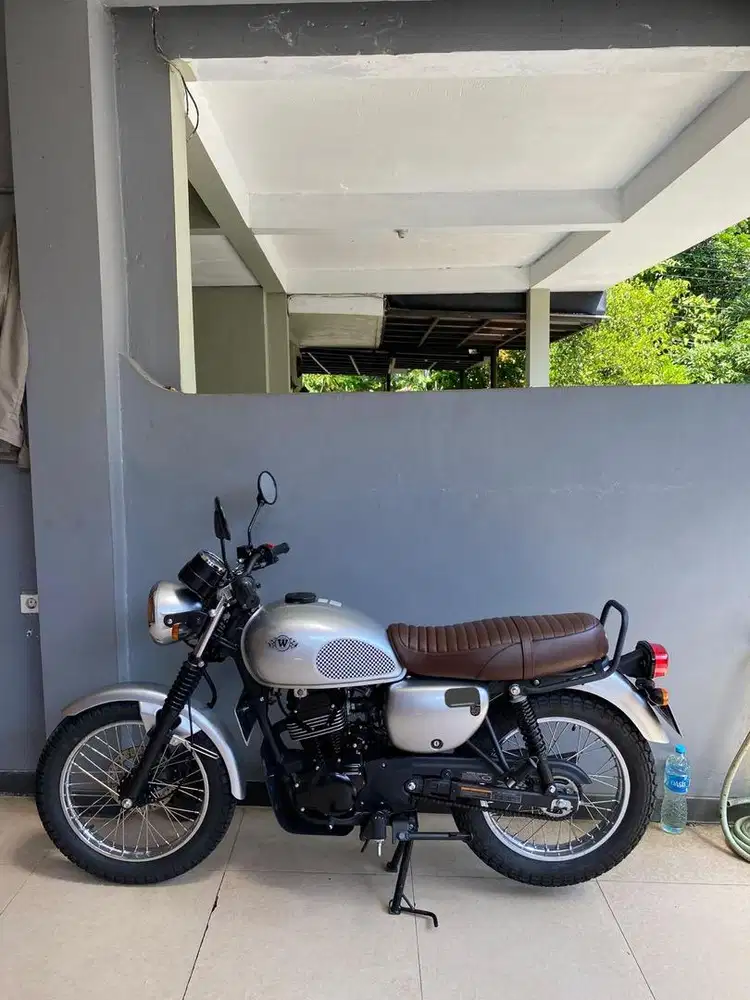 Kawasaki W175 SE  Silver Resplendent