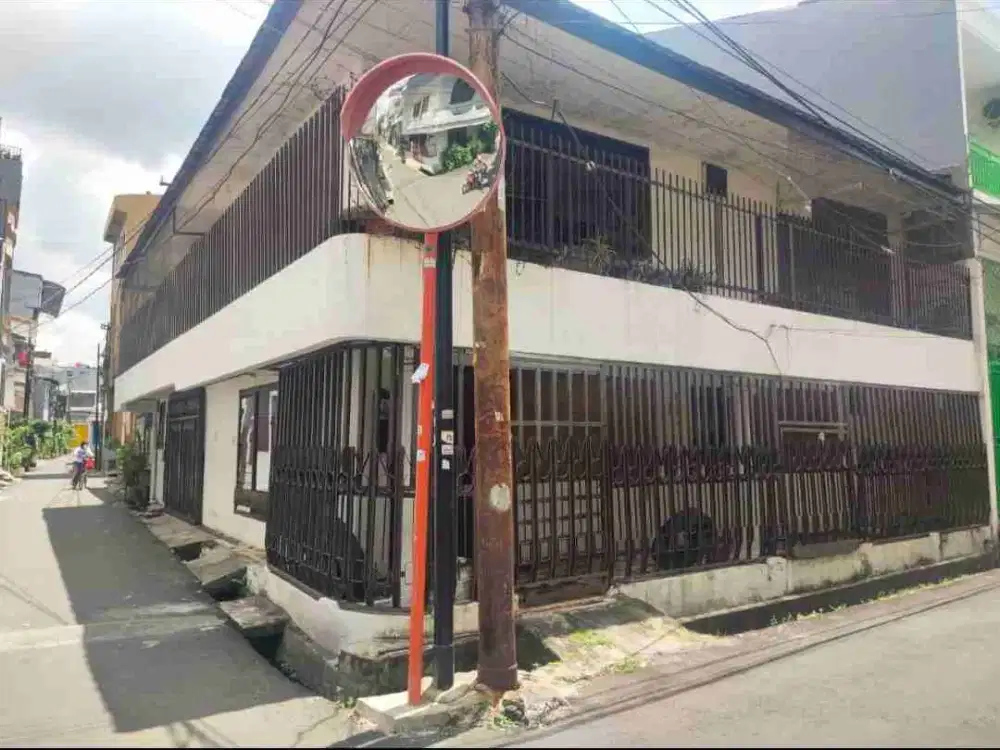 Rumah lama perlu renovasi , dijual apa adanya ,posisi Hoek .