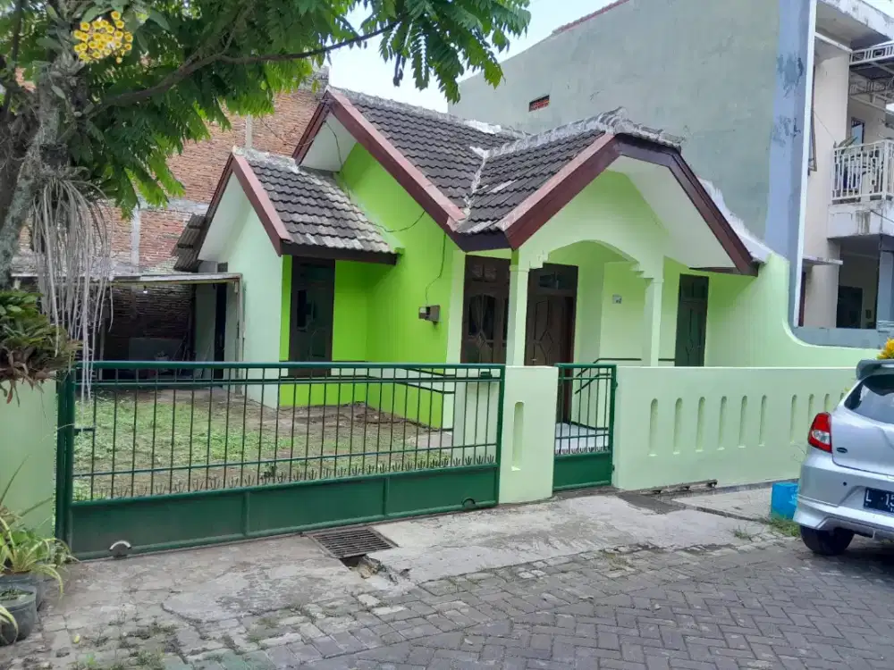 DIJUAL RUMAH DENGAN HALAMAN SANGAT LUAS