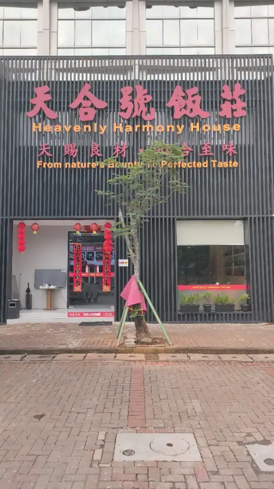 Pelayan merangkap cadangan petugas gudang