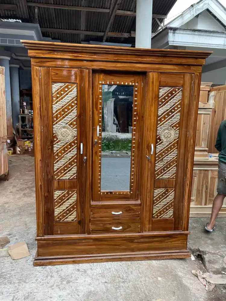 Lemari pakaian berpintu3 kayu jati