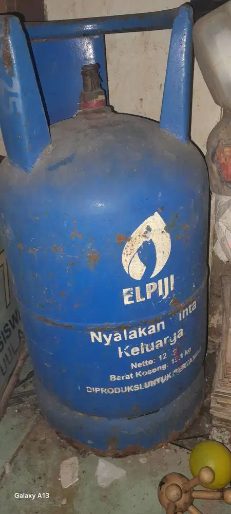 Tabung gas 12kg kosong.