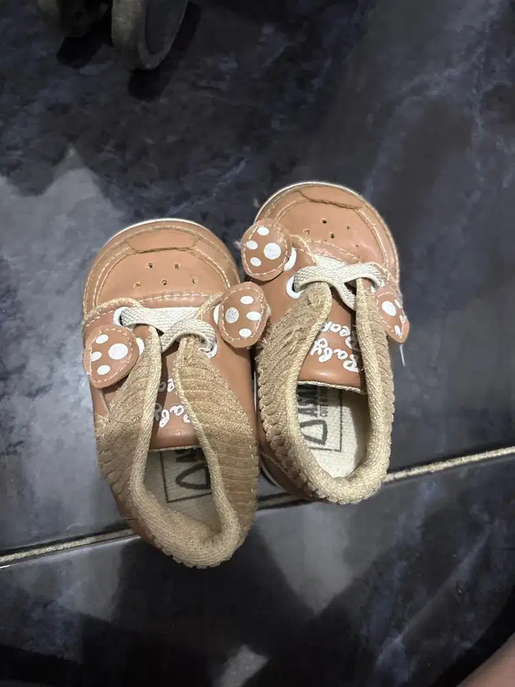Sepatu bayi coklat