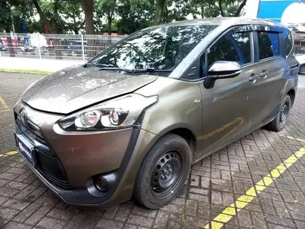 DP MURAH Toyota Sienta 1.5 E Bensin-MT 2017 Coklat CSZPB