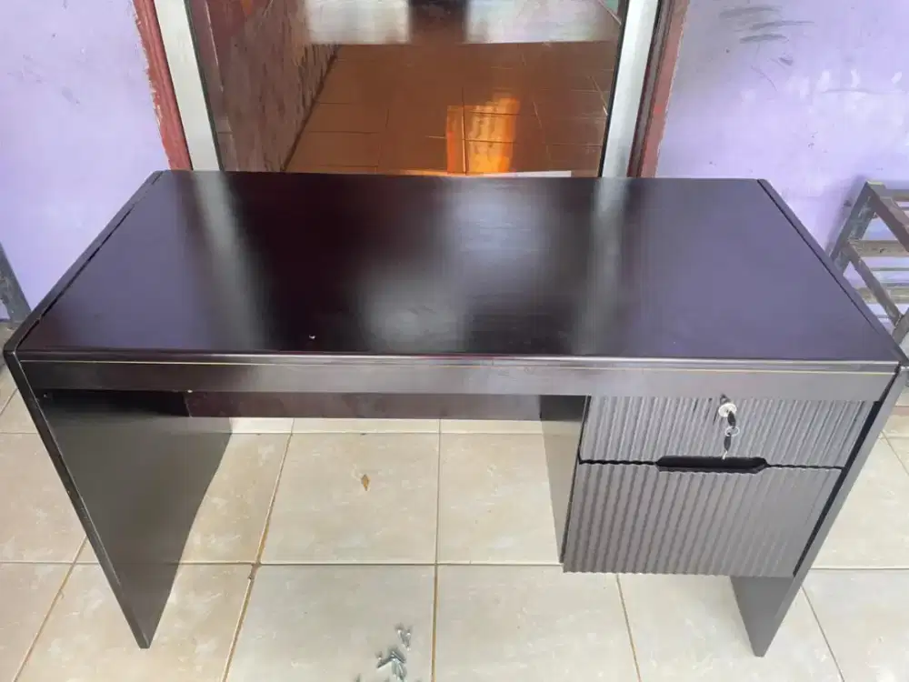 Meja 1/2 Biro Bahan Kayu