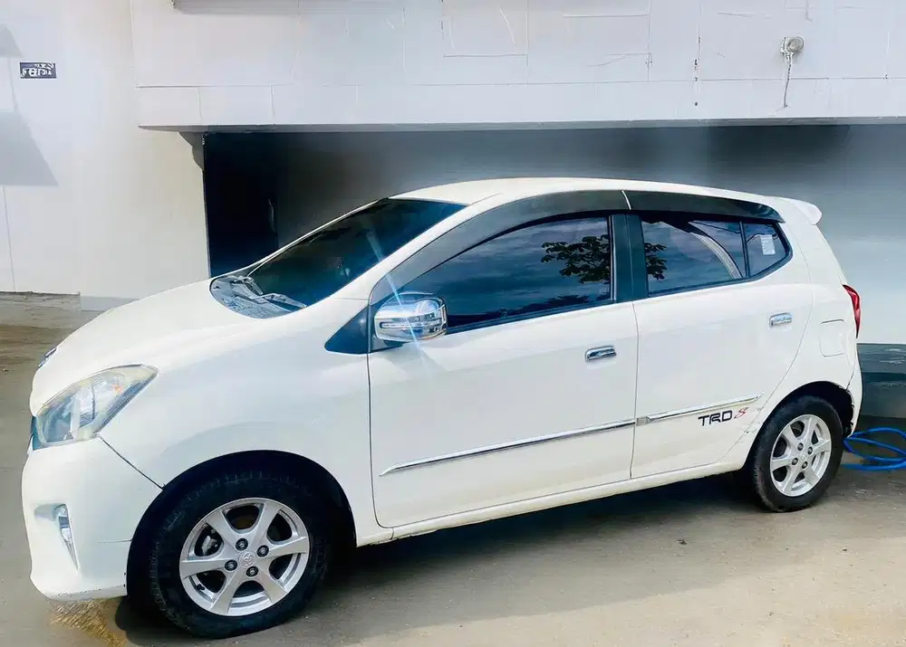 Agya metic warna putih pakaian pribadi