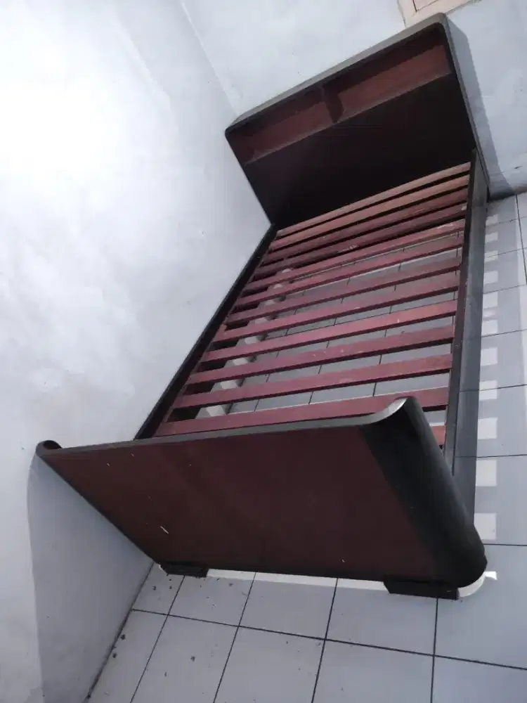 Tempat Tidur Jati Solid Tua  - Kokoh & Antik