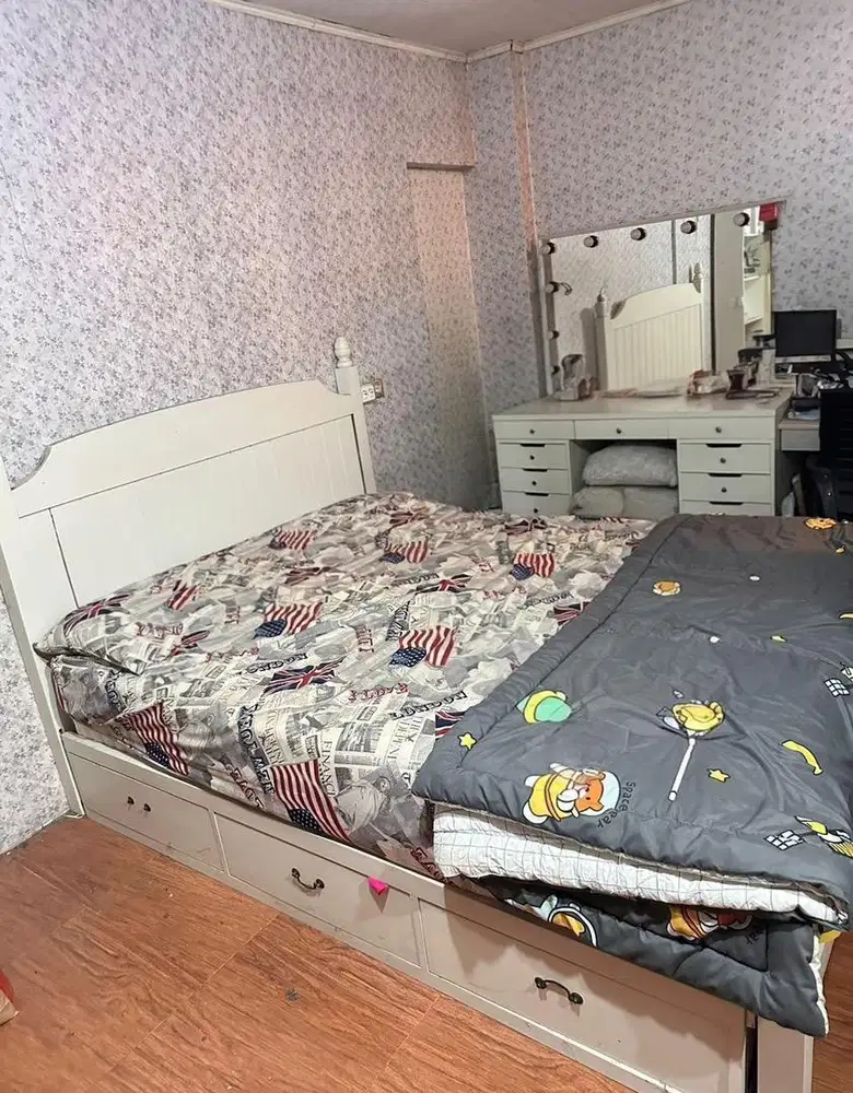 Dipan queen & meja rias