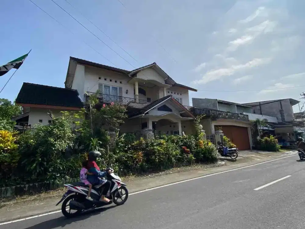 Rumah Dijual Jogja Dua Lantai Furnished SHM Pinggir Jalan Raya di Maguwoharjo Sleman Yogyakarta