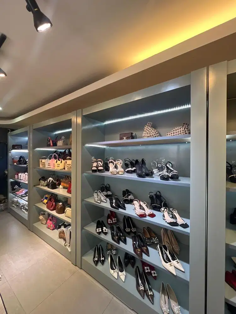 DIBUTUHKAN KARYAWAN BUTIK WANITA