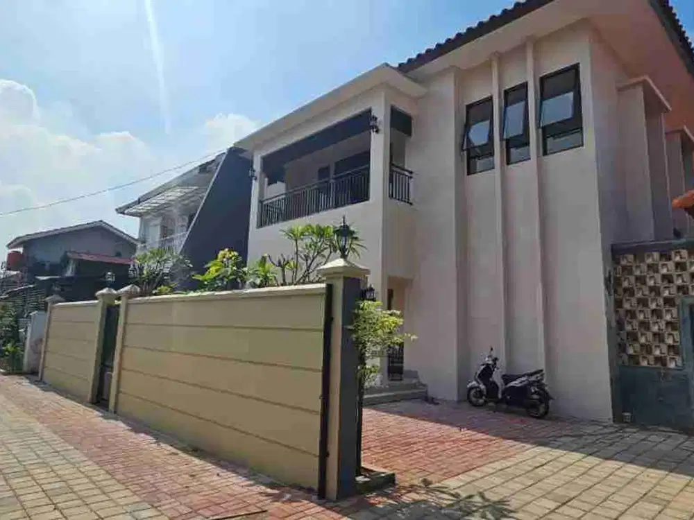 DIJUAL RUMAH RADIO DALAM JL.YADO  GANDARIA UTARA, KEBAYORAN BARU JAKARTA SELATAN 
SHM 
Luas tanah : 580 m²
Luas bangunan : +- 400 m2
Kamar tidur: 5 + 5 (art)
Kamar mandi: 4+2 (art)
Listrik: 5500watt
Garasi: 2, carpot: 4
Bangunan full renov
Halaman Luas
Pr