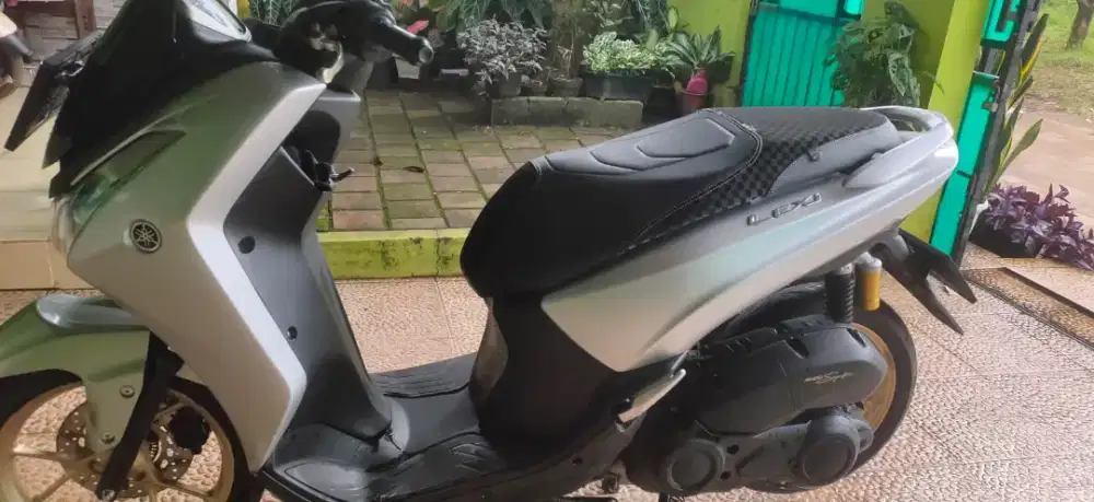 Jual cepat motor yamaha Lexi 2021 komplit pajak hidup plat T karawang
