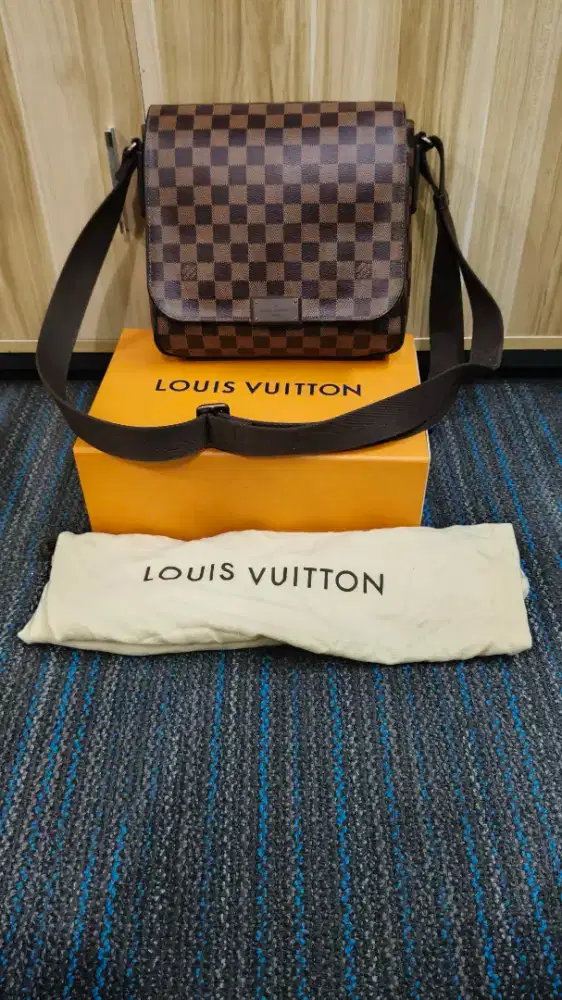 Louis Vuitton district PM original asli
