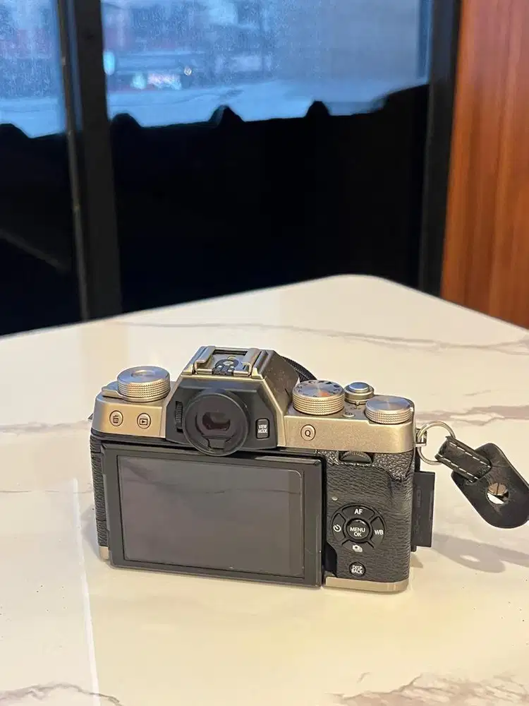 Dijual cepat Kamera Mirrorles FUji XT 100
