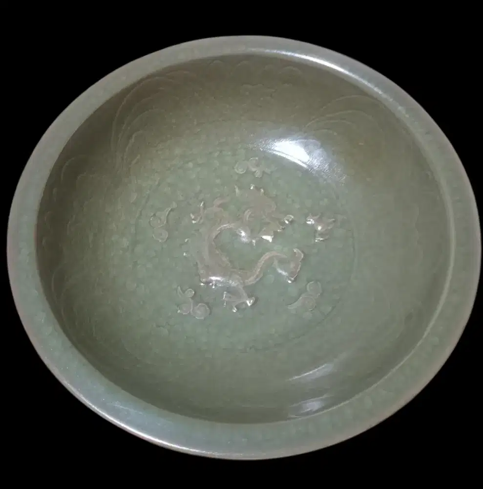 Piring seledon motif naga