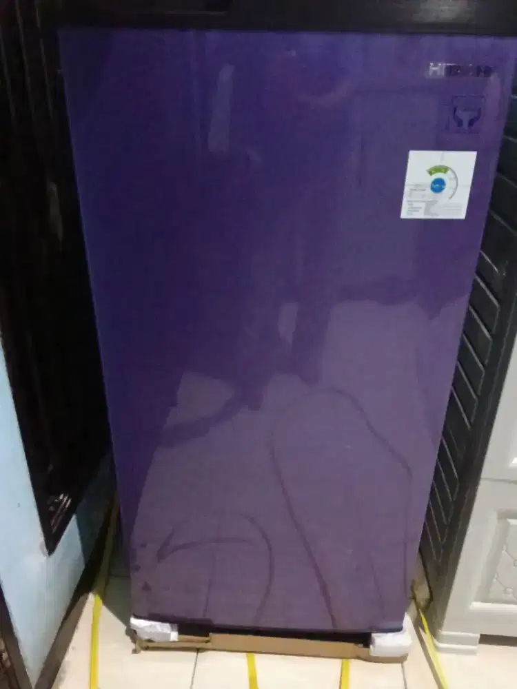 Lemari es 2 pintu Hitachi warna Royal Violet