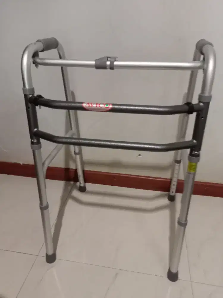 Alat bantu jalan walker