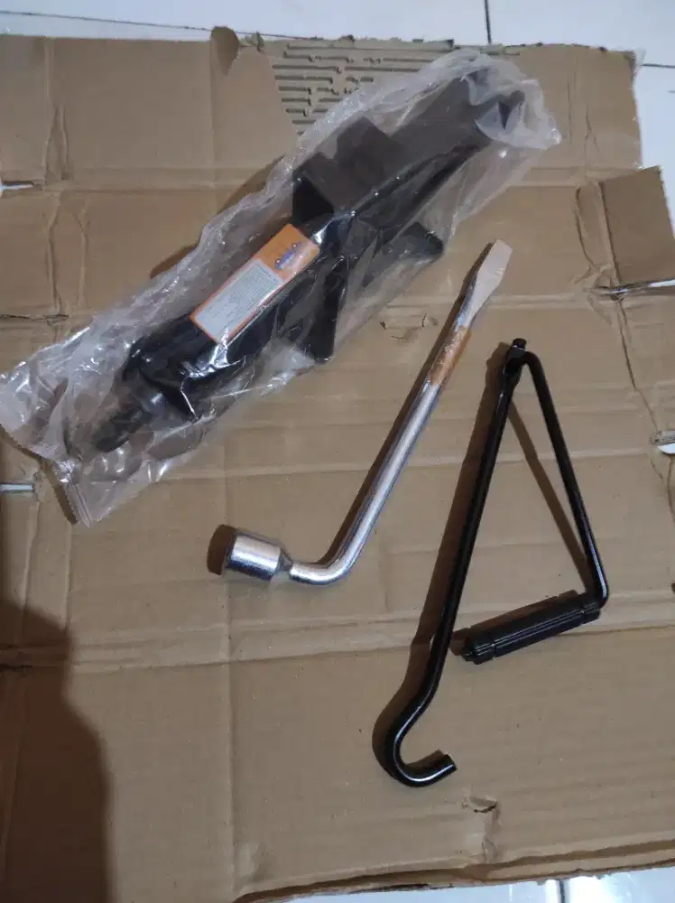 Di Parung dongkrak baru + puteran + kunci roda