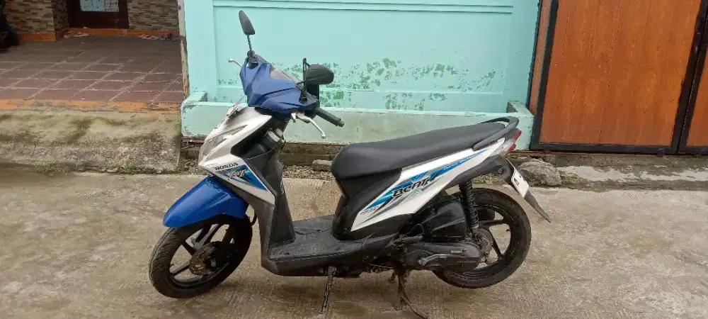 Motor beat biru putih