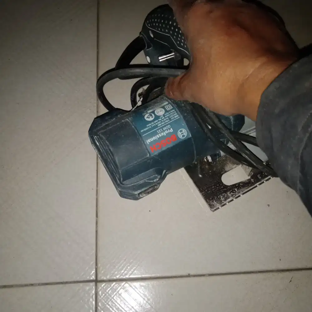 Mesin potong keramik merek Bosch